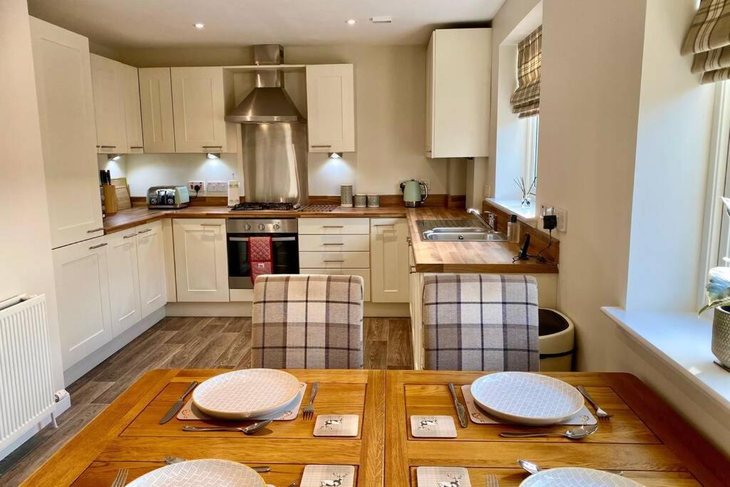 Beautiful 2 Bedroom, 2 Bathroom Flat With Parking. Pitlochry Exterior foto