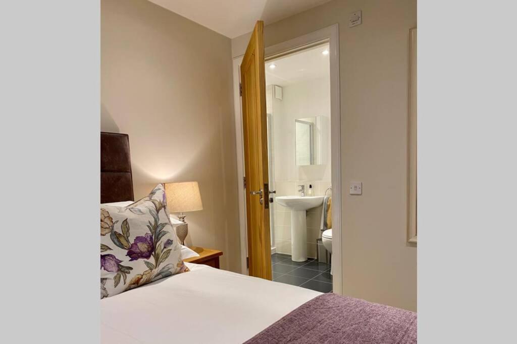 Beautiful 2 Bedroom, 2 Bathroom Flat With Parking. Pitlochry Exterior foto