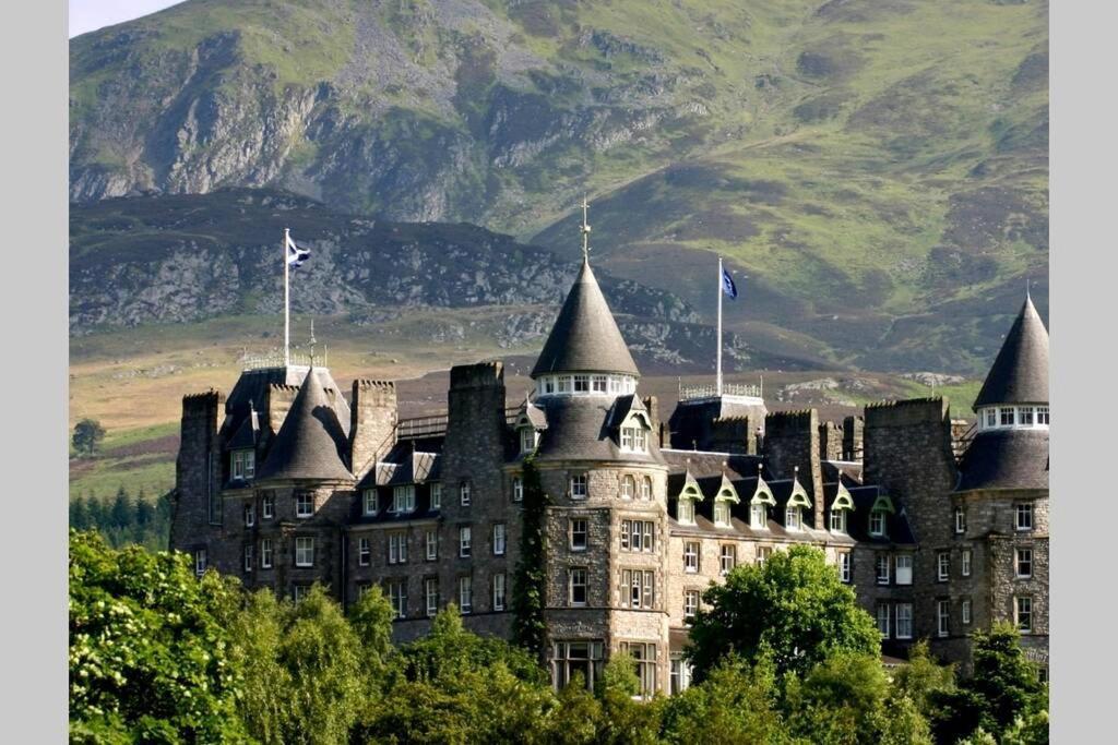 Beautiful 2 Bedroom, 2 Bathroom Flat With Parking. Pitlochry Exterior foto