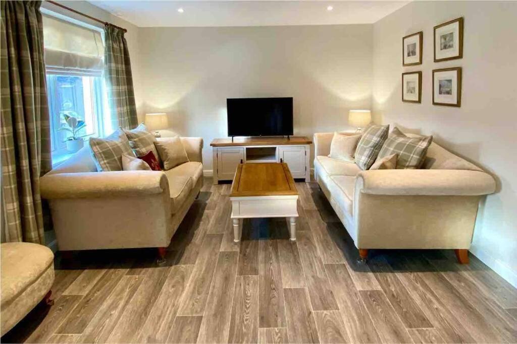 Beautiful 2 Bedroom, 2 Bathroom Flat With Parking. Pitlochry Exterior foto